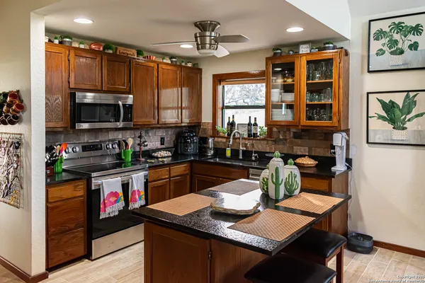 $1,645,000 | 320 Overland Trail West, Hunt, TX 78024