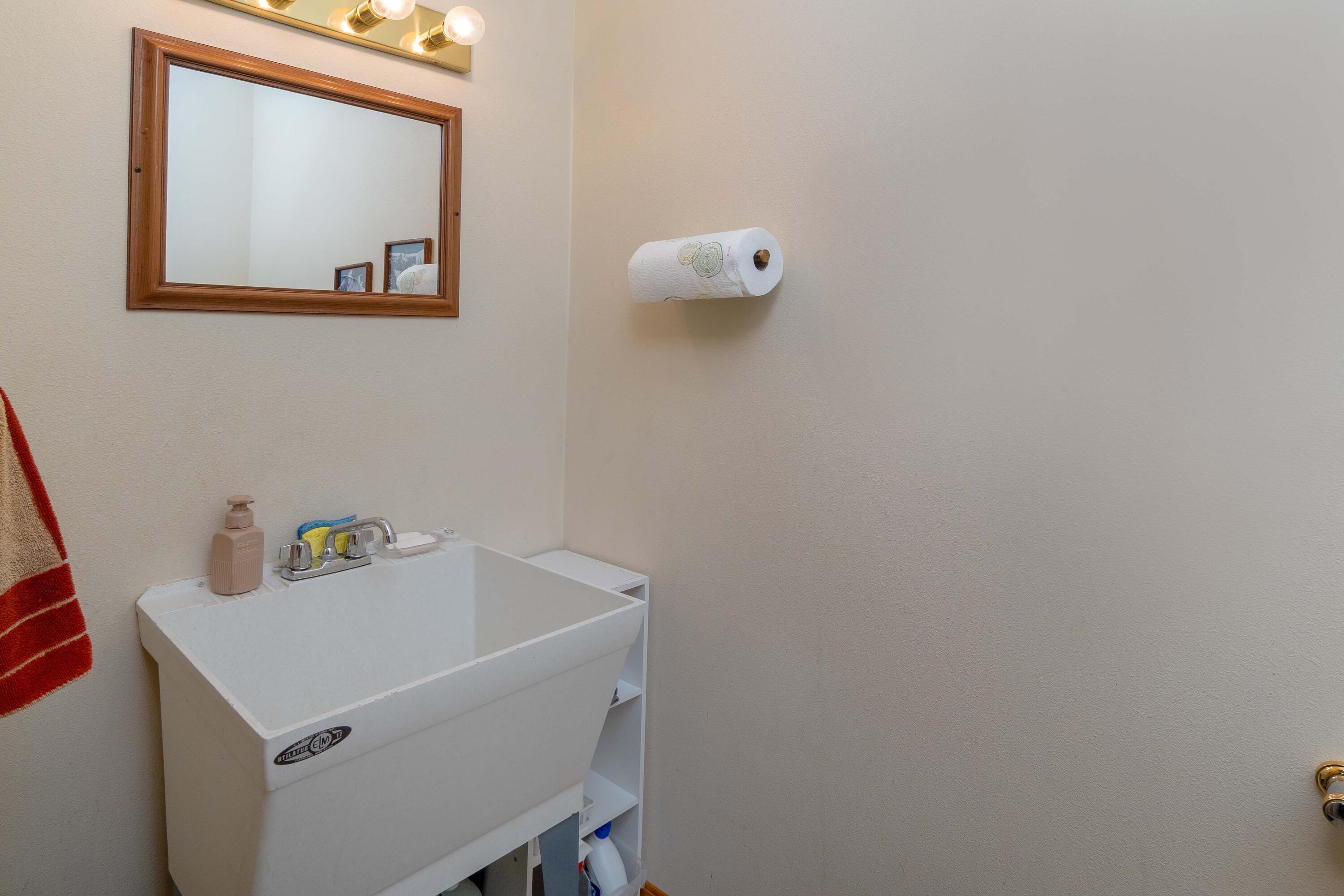 60485 Billadeau Road Bend, OR 97702 - Photo 28 of 47 1/2 Bath in Garage
