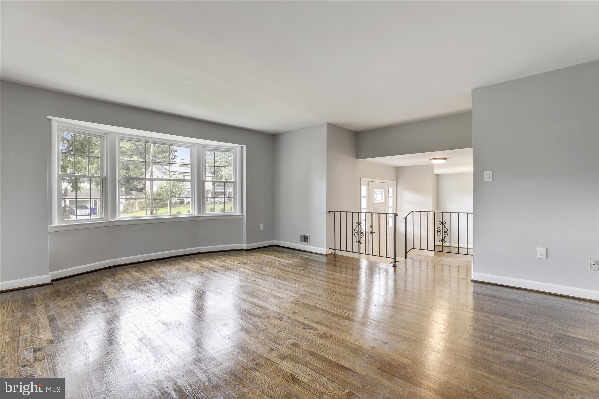 11314 Gainsborough Road Potomac, MD 20854 - Photo 11 of 30 Living Room