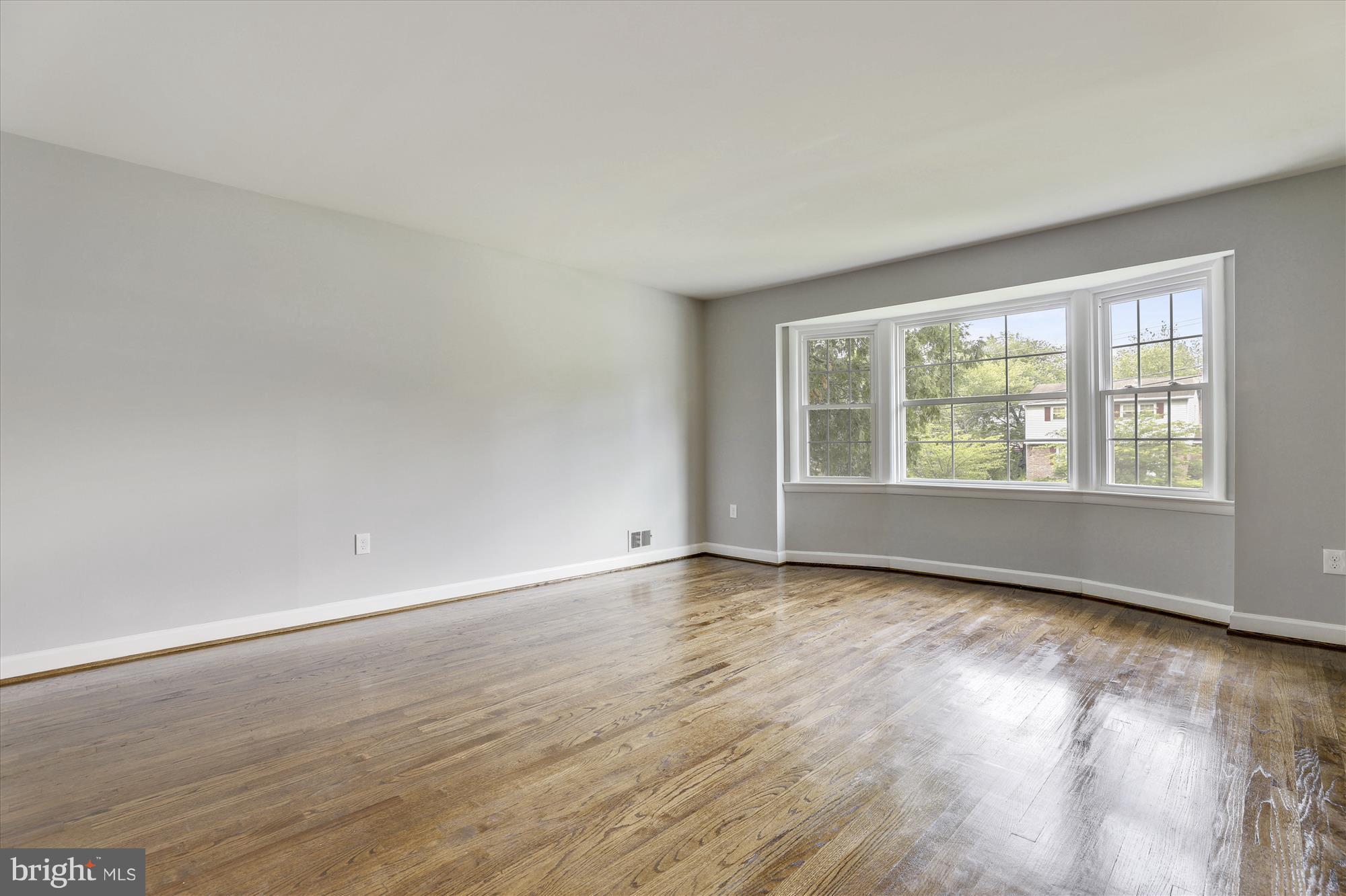 11314 Gainsborough Road Potomac, MD 20854 - Photo 10 of 30 Living Room