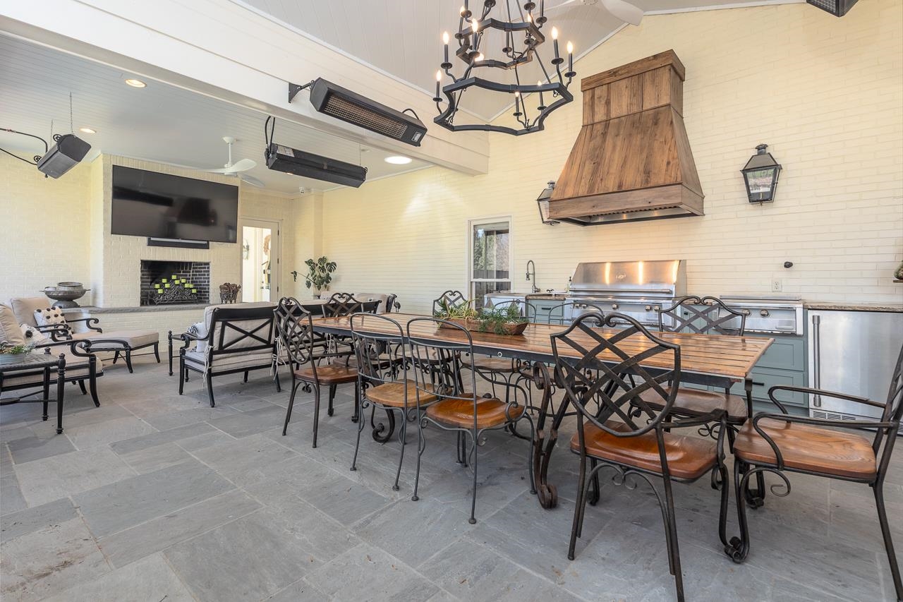 4723 Gwynne Road Memphis, TN 38117 - Photo 32 of 40 a view of a dining room with furniture