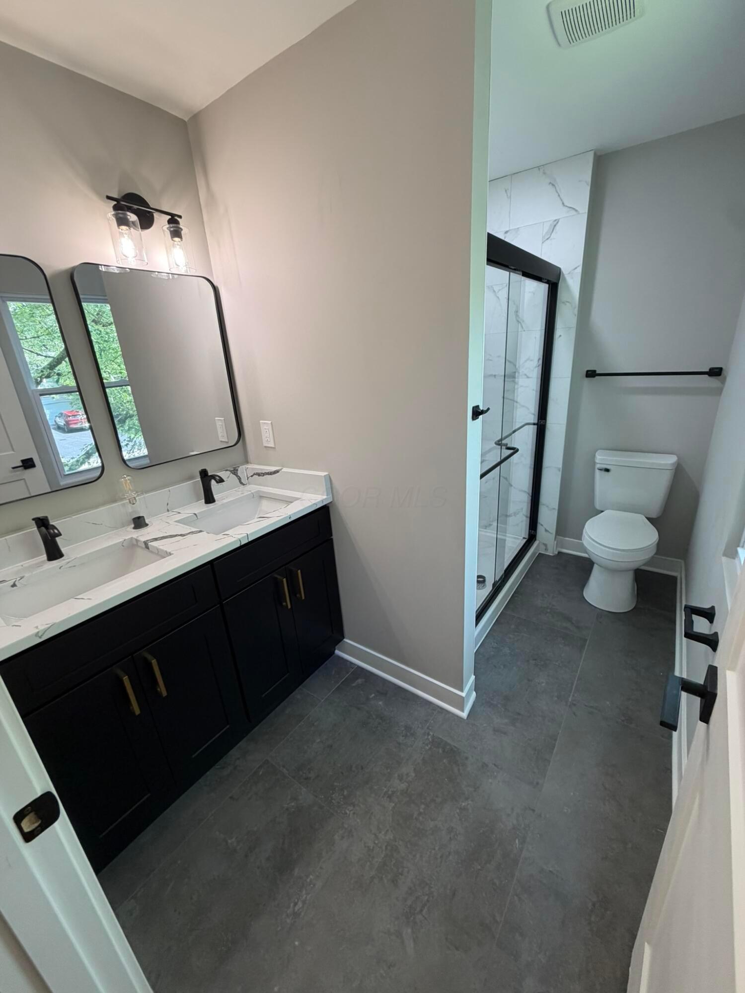 957 Old Farm Road Columbus, OH 43213 - Photo 21 of 35 Primary Bathroom