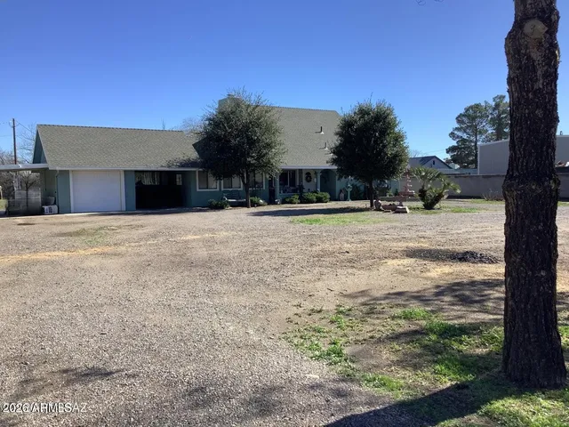 a black and white photo of a black and white photo