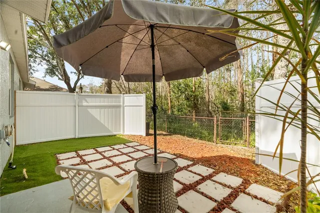 a picture of a bench in the wall