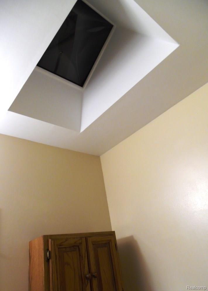 720 Shelley Drive Rochester, MI 48307 - Photo 19 of 23 Skylight in Master Bathroom