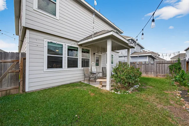 a view of front of a house with a yard