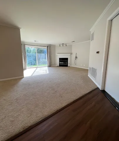 $2,650 | 211 Ashbury Lane East, Unit 7, Roselle, IL 60172