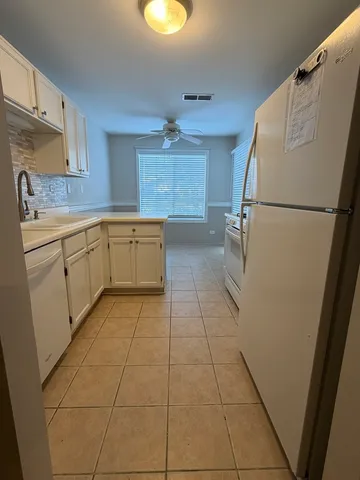 $2,650 | 211 Ashbury Lane East, Unit 7, Roselle, IL 60172