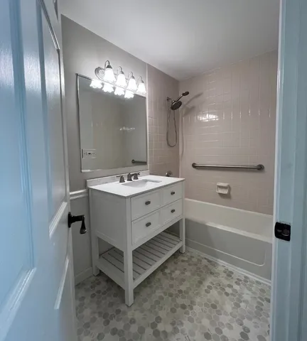 $2,650 | 211 Ashbury Lane East, Unit 7, Roselle, IL 60172