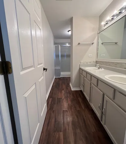 $2,650 | 211 Ashbury Lane East, Unit 7, Roselle, IL 60172