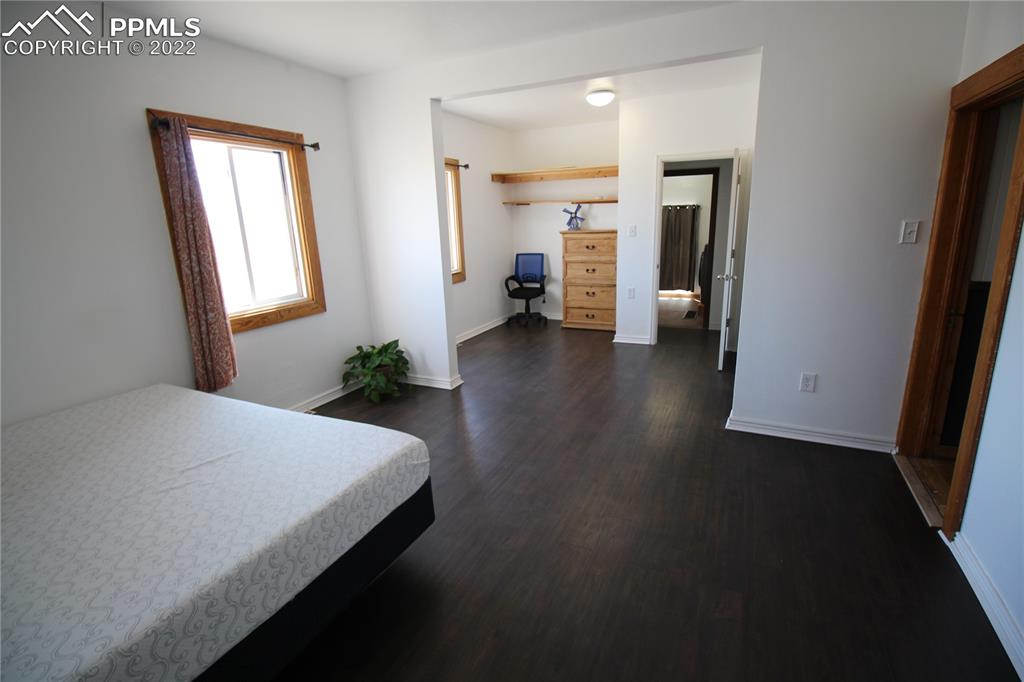 1526 Noe Road Larkspur, CO 80118 - Photo 18 of 29 a bedroom with a bed and a potted plant