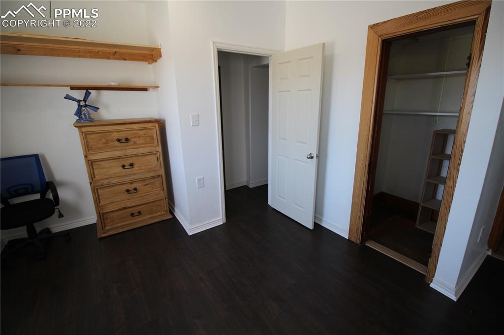 1526 Noe Road Larkspur, CO 80118 - Photo 19 of 29 a view of a hallway with closet