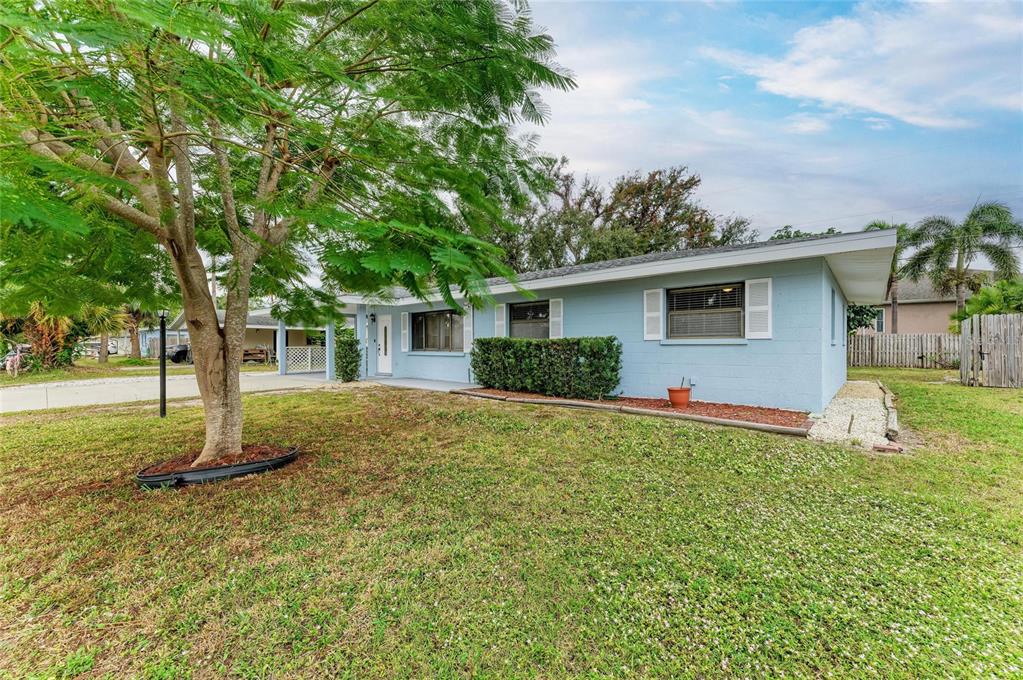 4424 87th St Court West Bradenton, FL 34210 - Photo 3 of 40 a front view of house with yard and trees