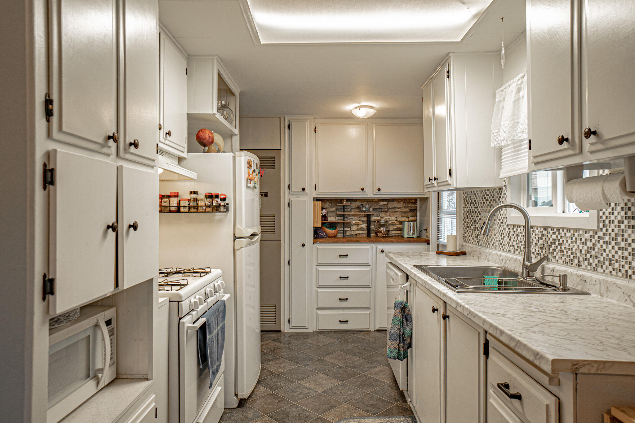 2252 Table Rock Road, Unit SPC 76 Medford, OR 97501 - Photo 7 of 26 7 Kitchen