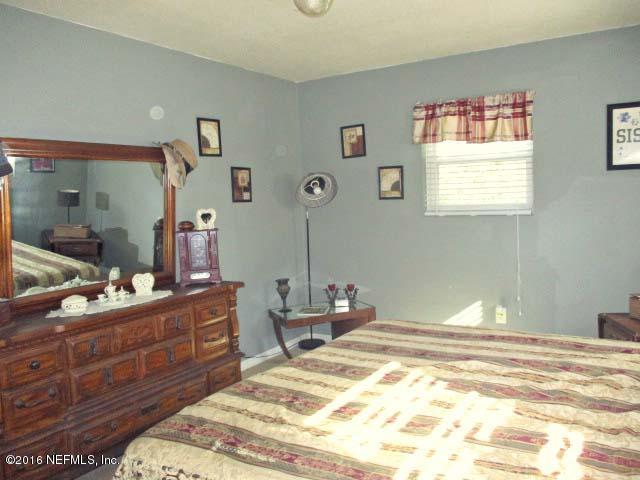 96726 Blackrock Road Yulee, FL 32097 - Photo 17 of 27 a bedroom with a bed and a dresser