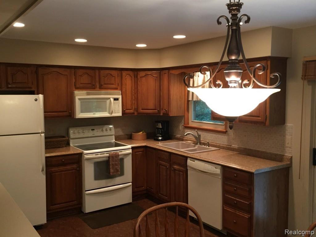 9090 Cherokee Road Clarkston, MI 48348 - Photo 8 of 32