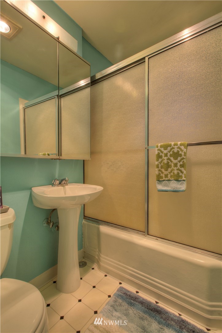 4136 Southwest Kenyon Street Seattle, WA 98136 - Photo 9 of 13 Gallery Image 9