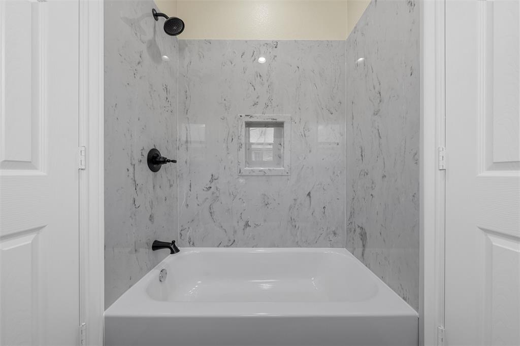 929 Northern Dancer Drive Hewitt, TX 76643 - Photo 20 of 36 a bathroom with a bathtub