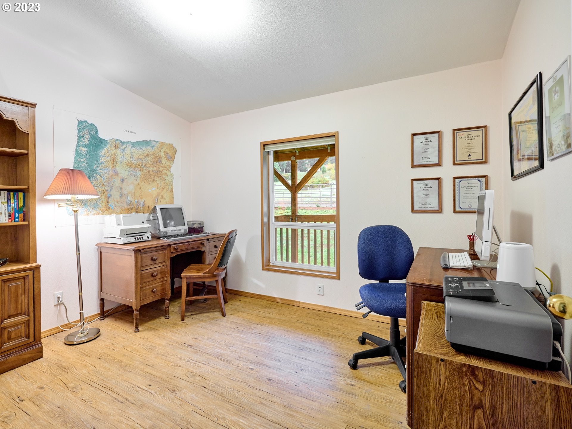 4430 Palmer Road Dallas, OR 97338 - Photo 15 of 22 a workspace with furniture and a window