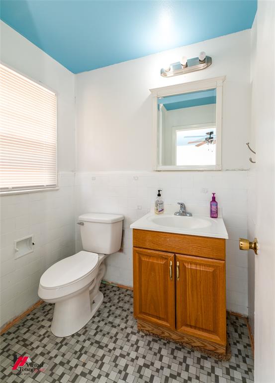 3109 Gorton Road Shreveport, LA 71119 - Photo 19 of 31 a bathroom with a sink toilet and mirror