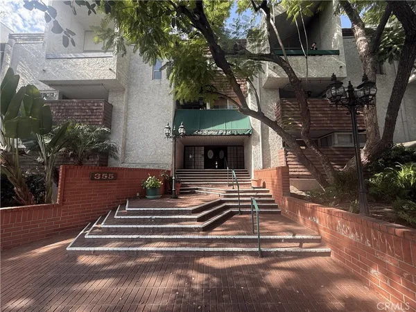 $2,250 | 355 South Los Robles Avenue, Unit 102, Pasadena, CA 91101