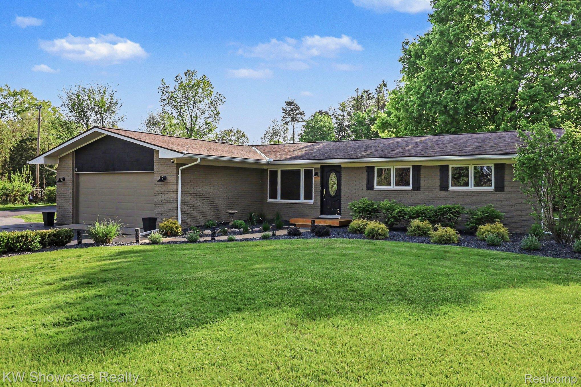 2572 Ridge Road White Lake, MI 48383 - Photo 5 of 44 004_file_6751.jpg