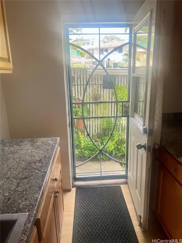 $2,000 | 1245 B Alewa Drive, Honolulu, HI 96817
