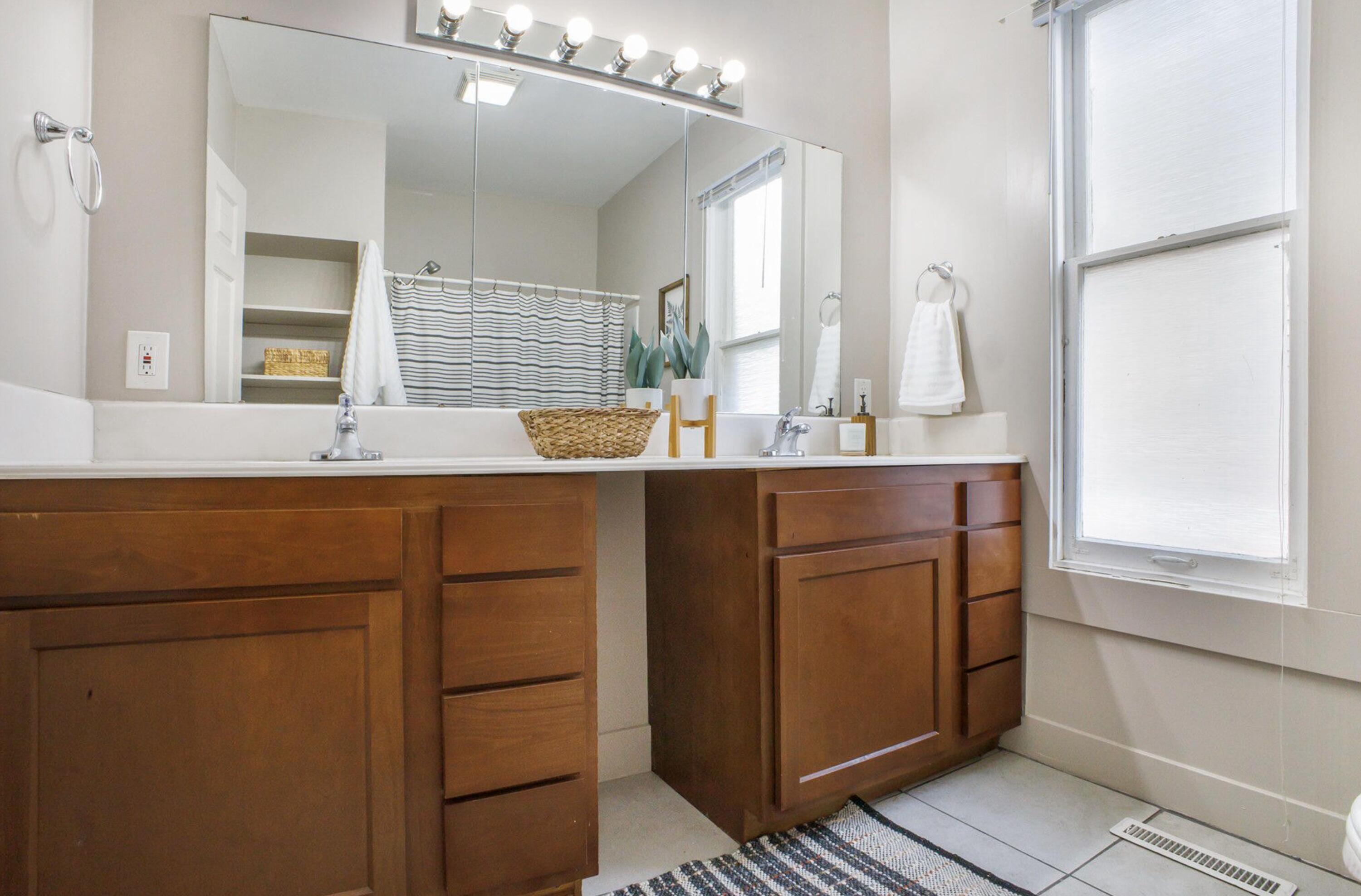 311 Robey Place Southeast Grand Rapids, MI 49506 - Photo 5 of 18 Bathroom 1