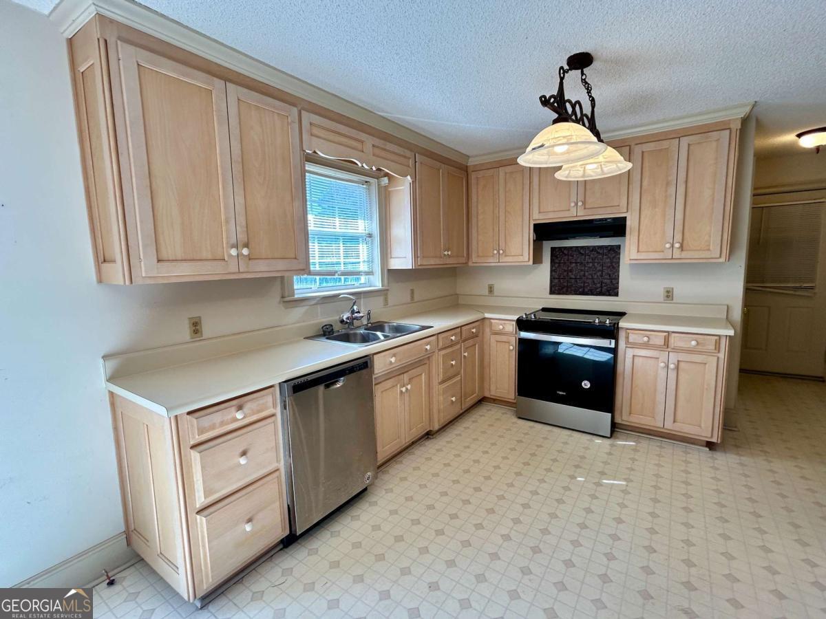 39 Paradise Lake Road Tifton, GA 31794 - Photo 4 of 23 a kitchen with a stove a sink and a refrigerator