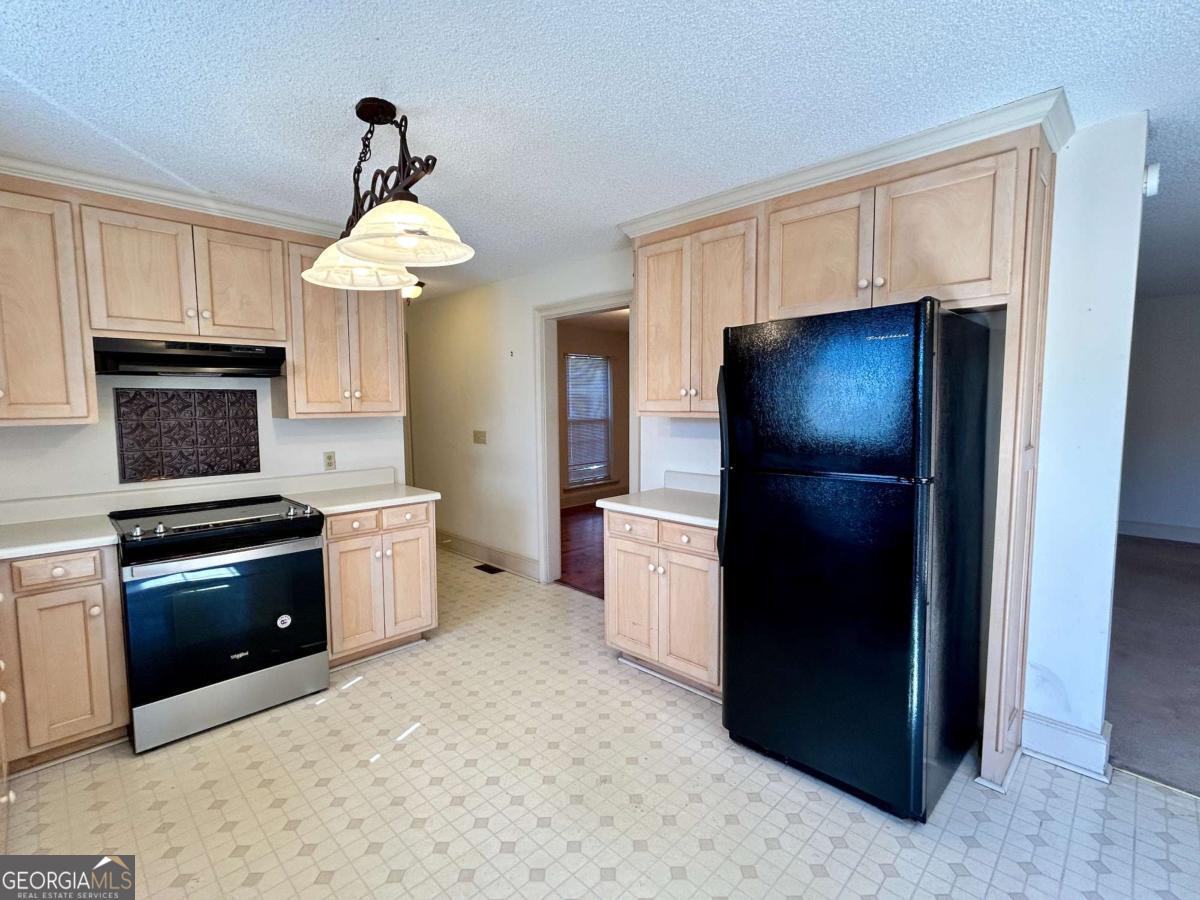 39 Paradise Lake Road Tifton, GA 31794 - Photo 5 of 23 a kitchen with stainless steel appliances a refrigerator and a stove
