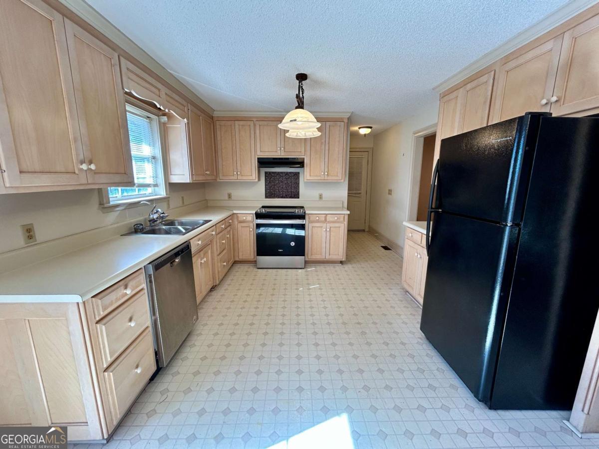 39 Paradise Lake Road Tifton, GA 31794 - Photo 6 of 23 a kitchen with granite countertop a refrigerator stove and sink