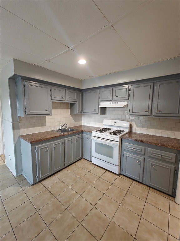 487 4th Street, Unit 2R Fall River, MA 02721 - Photo 1 of 8