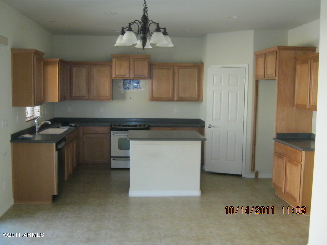 2144 West Kathleen Road Phoenix, AZ 85023 - Photo 4 of 8 kitchen