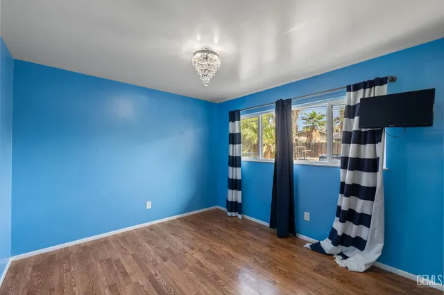 a view of a livingroom with a workspace