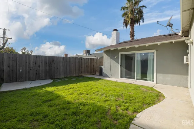 a view of a backyard