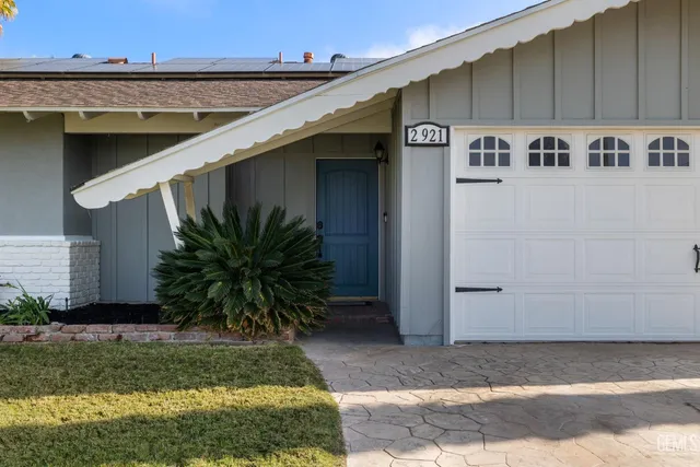 a view of a backyard with plants