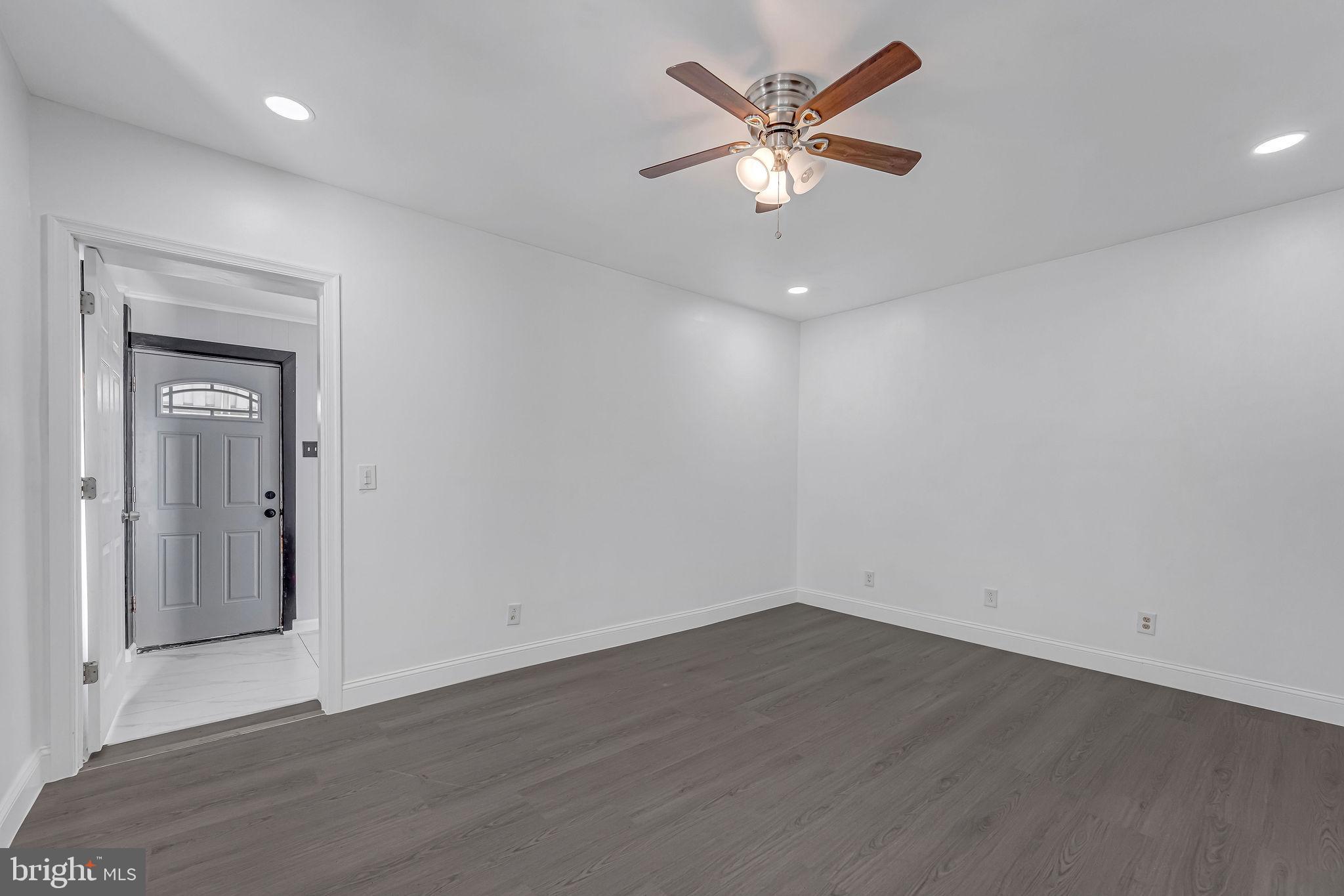 3028 Fenwick Road Camden, NJ 08104 - Photo 4 of 33