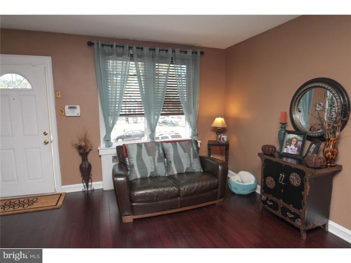 3303 Glenview Street Philadelphia, PA 19149 - Photo 4 of 23 Living Room