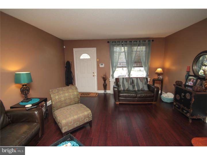 3303 Glenview Street Philadelphia, PA 19149 - Photo 5 of 23 Living Room