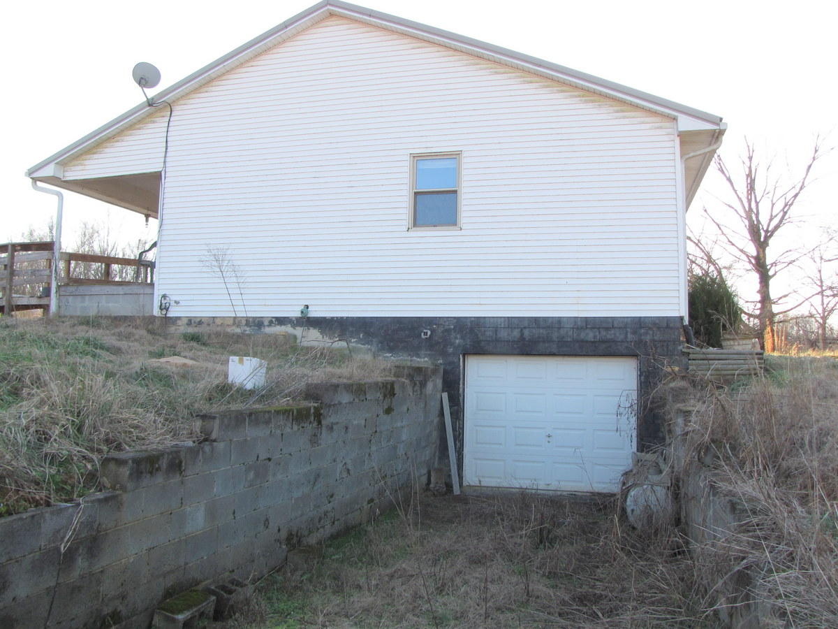 809-811 Short Bark Road Madisonville, TN 37354 - Photo 2 of 33 10-IMG_1275