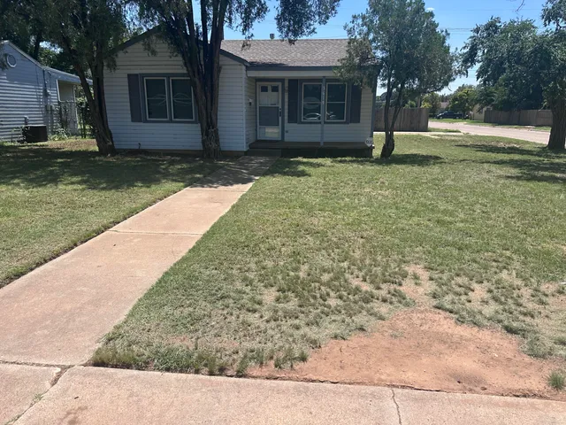 a view of a house with a yard
