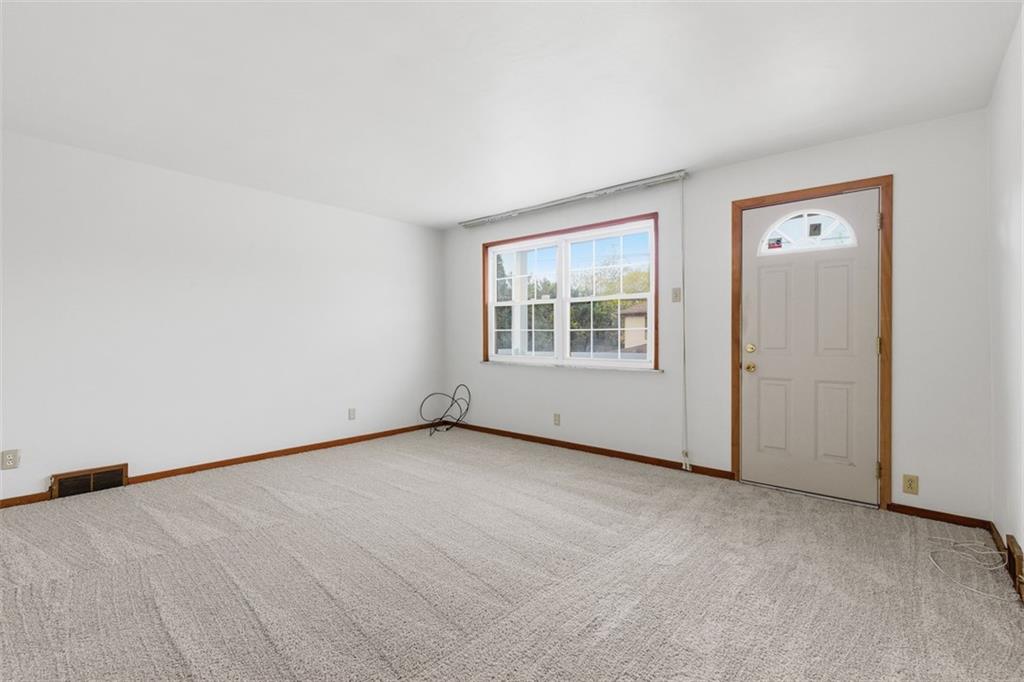 528 9th Street Pitcairn, PA 15140 - Photo 14 of 38 an empty room with windows and closet