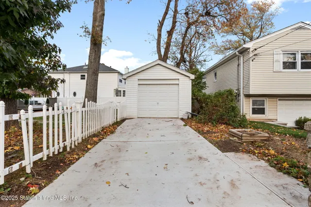 $989,000 | 6 Mosely Avenue | Annadale