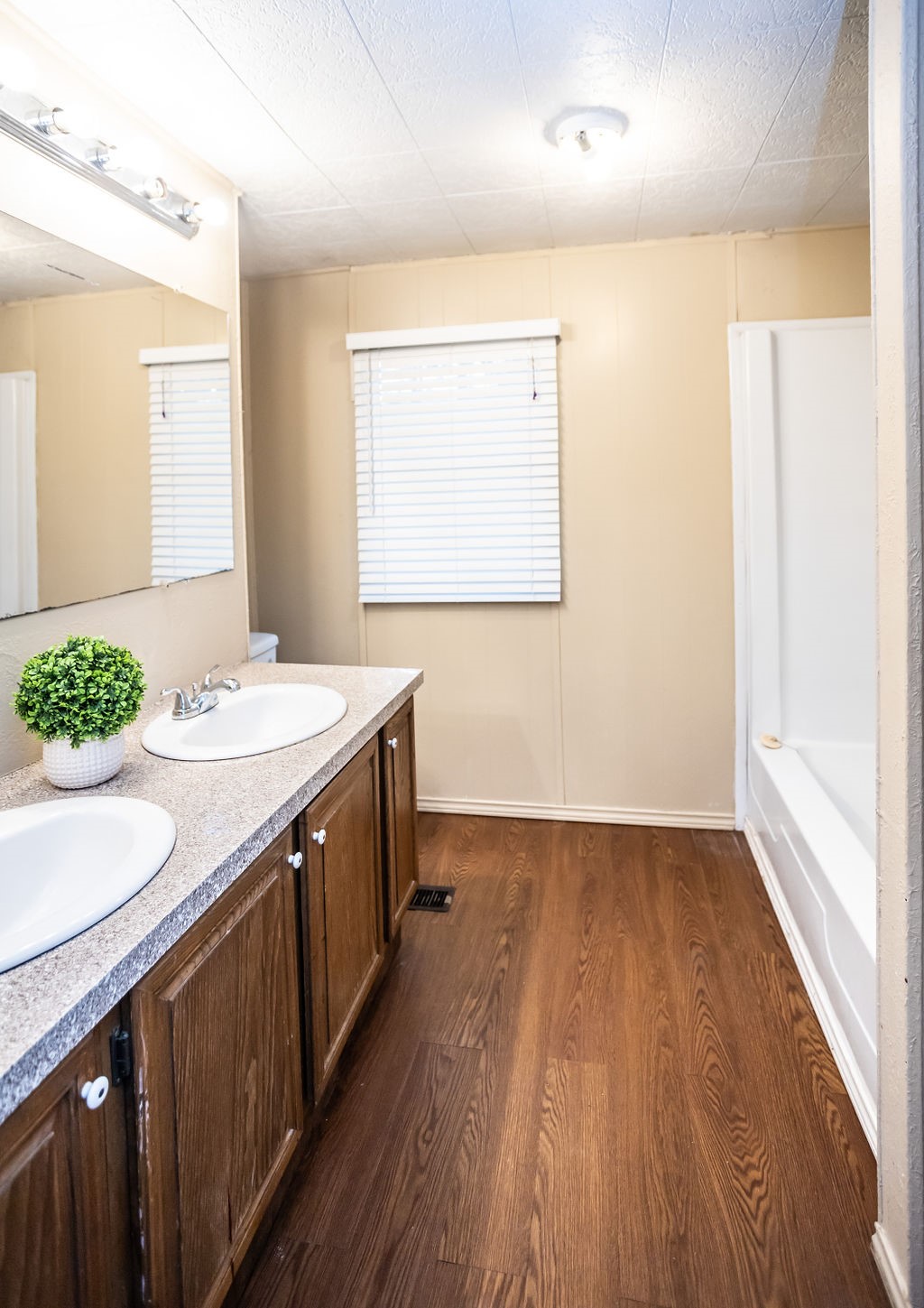 14351 West Ravine Run Willis, TX 77318 - Photo 17 of 28 Principle bathroom