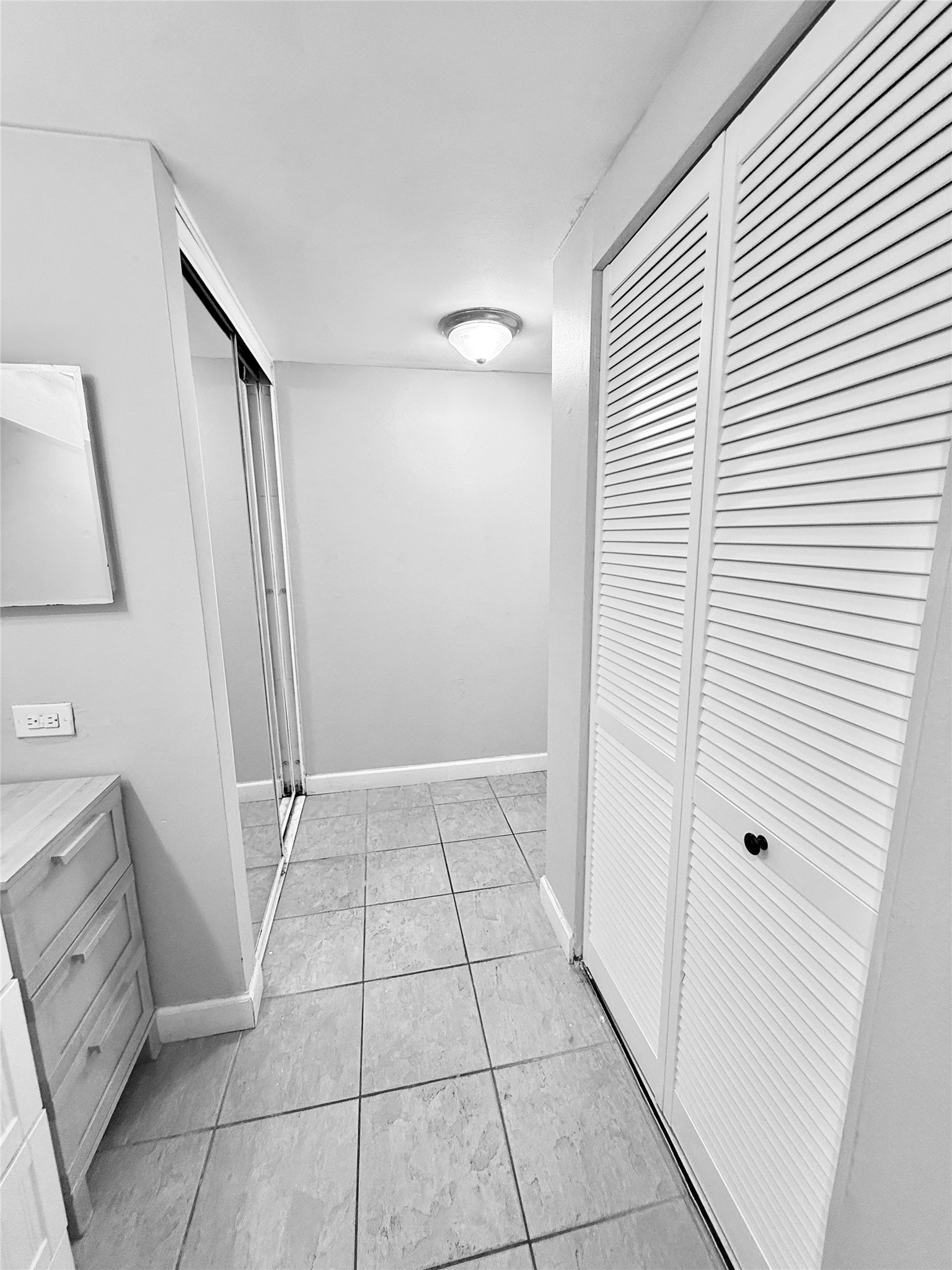 2016 Main Street, Unit 2204 Houston, TX 77002 - Photo 7 of 24 Bathroom vanity area