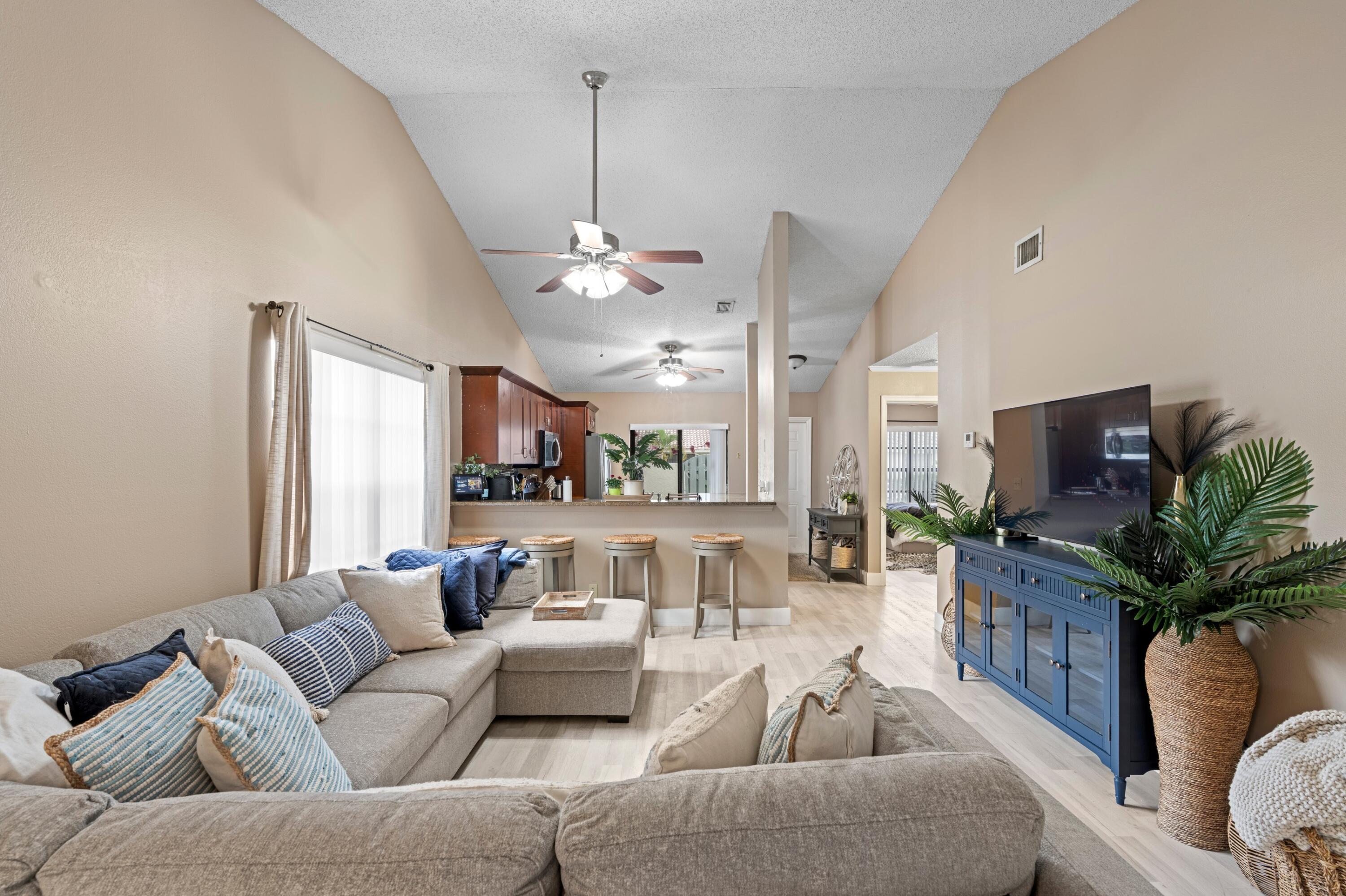 492 Hardwood Place Boca Raton, FL 33431 - Photo 4 of 46 Living Room