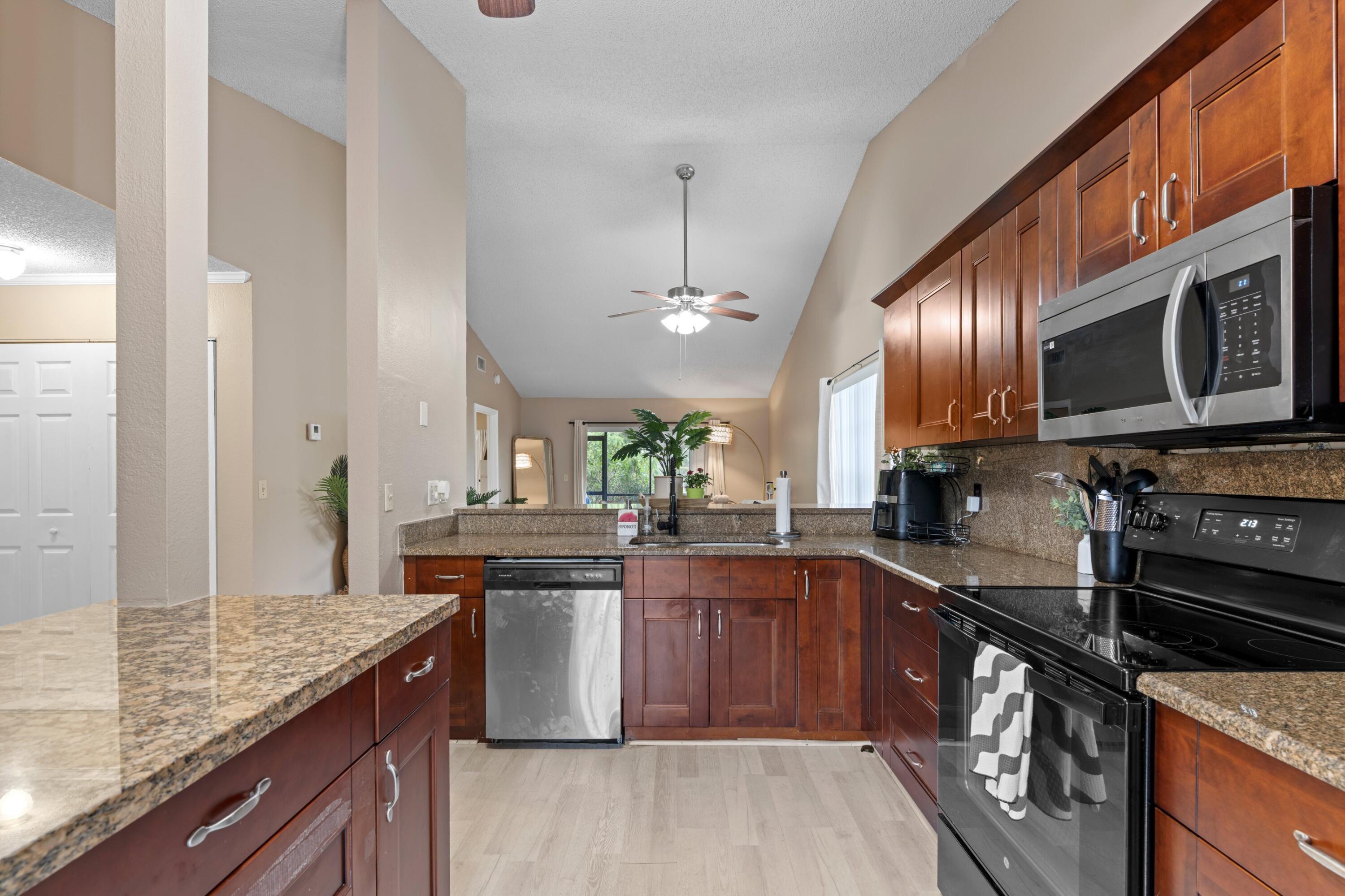 492 Hardwood Place Boca Raton, FL 33431 - Photo 6 of 46 Kitchen