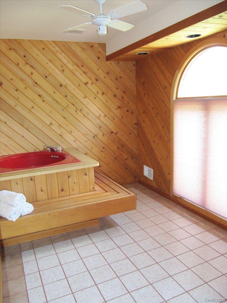 1375 Springwood Lane Rochester, MI 48309 - Photo 10 of 12 Master Jet Tub