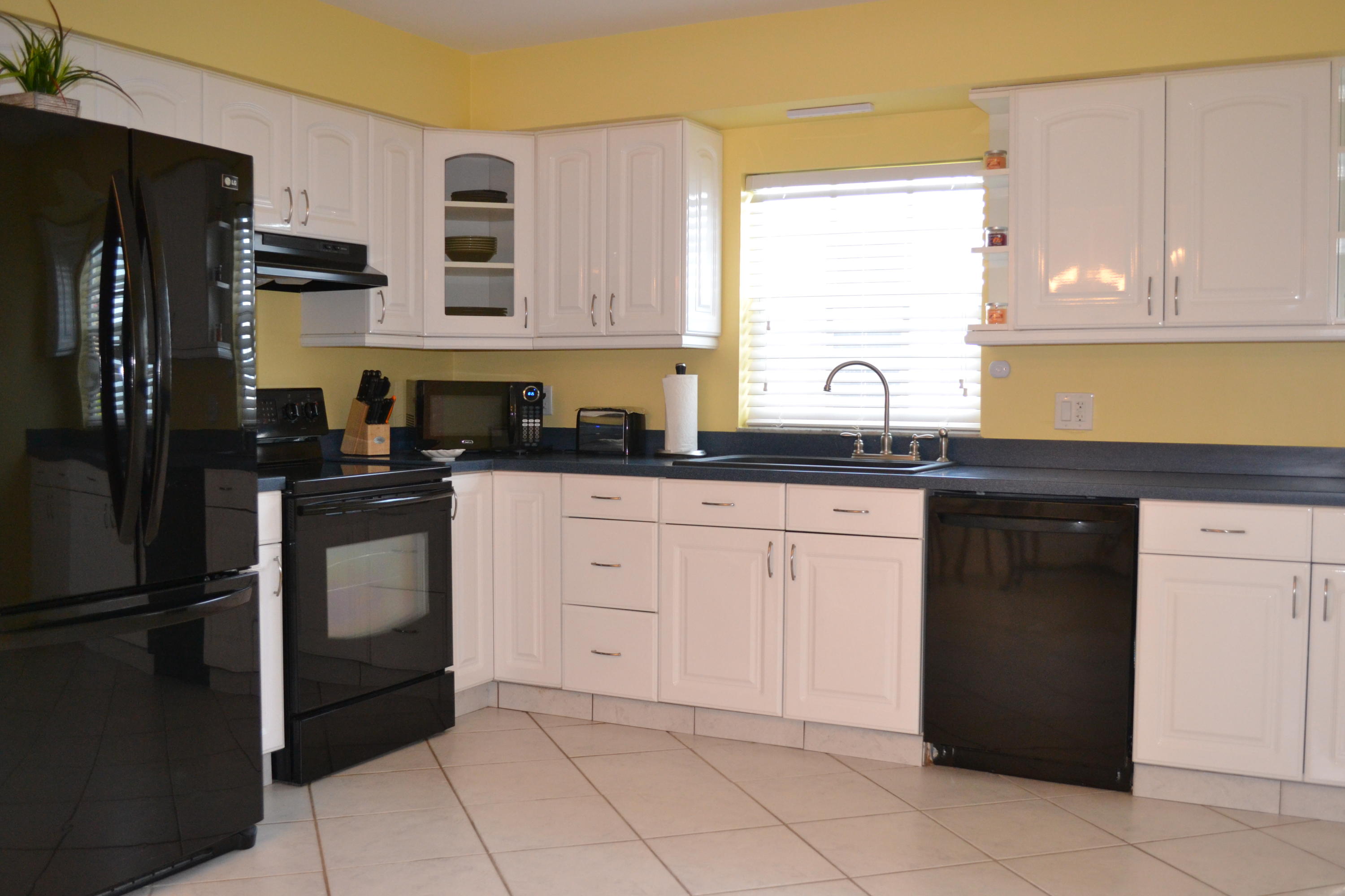 564 Northwest 55th Street Boca Raton, FL 33487 - Photo 3 of 15 Kitchen