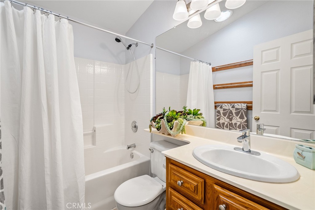 378 Lark Drive Paso Robles, CA 93446 - Photo 19 of 33 a bathroom with a sink a toilet and a bathtub
